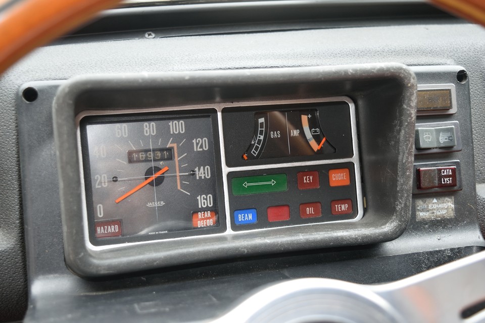 POPなメーターはついつい見ちゃいますね。距離はおそらく11.7万Kmだと思いますが、5桁メーターのため不明とさせていただきました。