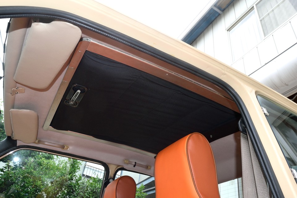 サンルーフは安心仕様（笑）の手動！天張りも汚れらしい汚れはありませ〜ん！