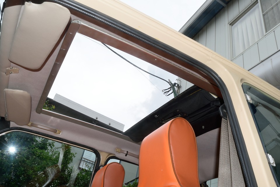 開口部はかなり広いので、開けると前席だけじゃなく、後席も気持ち良い～！