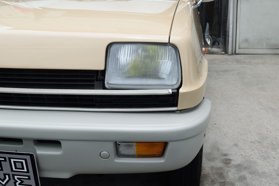 ヘッドライトはもちろんイエローバルブ！ご覧の通り、劣化やくもりもほとんどありませ〜ん！