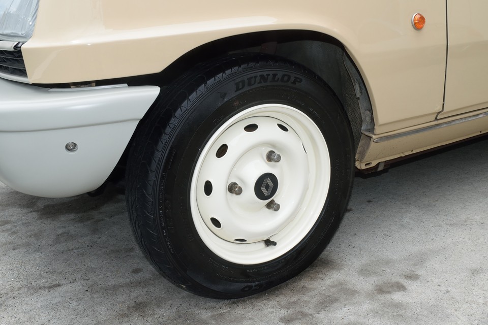 仕上げてから間もないのでホイールも美しい〜！もちろんガリキズなんかありませ〜ん！