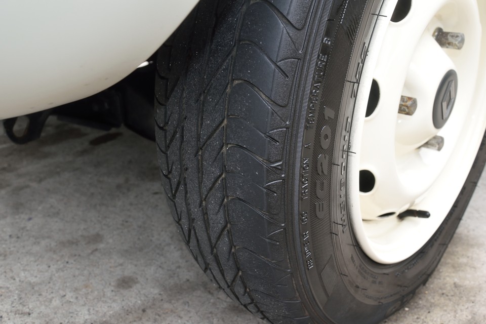 タイヤは3～4分山と言う所でしょうか・・・出来れば交換したいところです。
このサイズのタイヤはお安いので、将来の維持費も経済的！