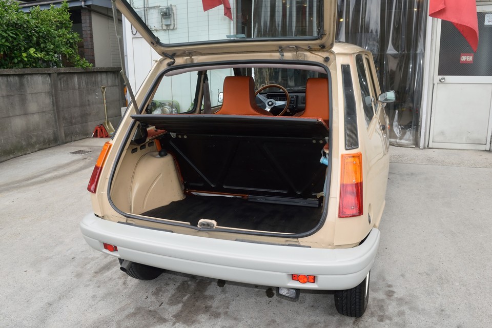 ポテっとしたお尻のおかげでトランクは意外と広いです！さすが、おフランス！