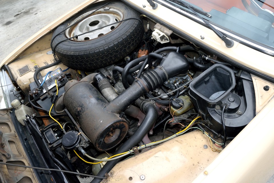 タテサンクの呼び名の由来のタテ置きエンジン！古いクルマは壊れるから・・・とか思っているアナタ！
これくらい古いとそもそも壊れる箇所が少ないんですけどぉ〜！