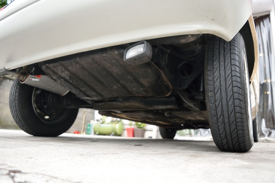 リア下面。サビで床が抜けて・・・なんていうのとは無縁！むしろ、この年式でこの状態って・・・ステキ！