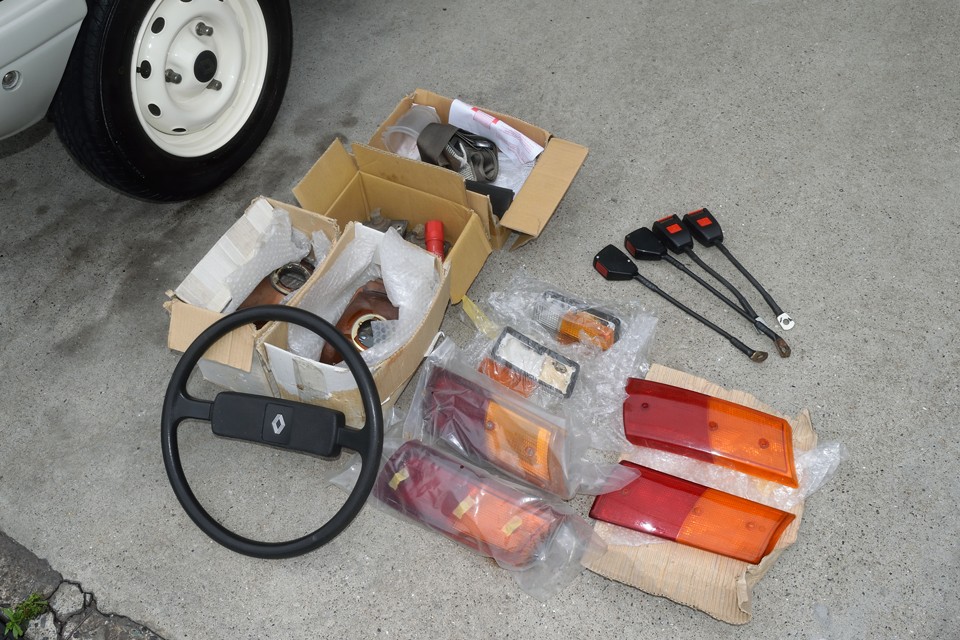 前オーナー様よりのお預かり予備部品も付属します。レンズ類はありがたいですね。