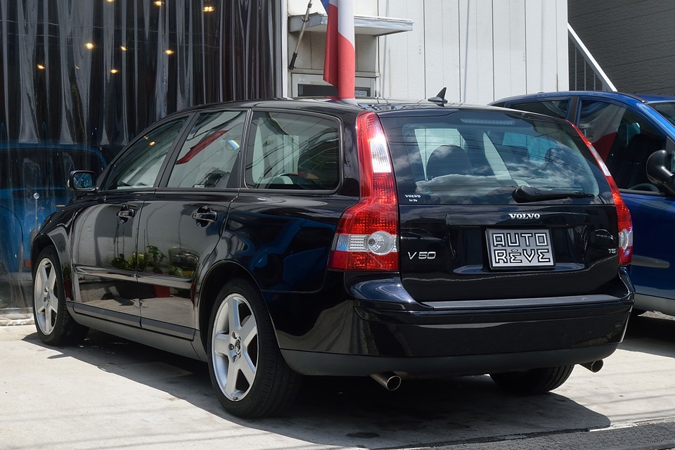 個人的にはこのリアのラウンドシルエットがスッキリとまとまって、気持ち良い形ではないかと・・・。
同様のデザインを踏襲しつつも、少し大味なアッパークラスのスクエアなボルボとは違って、キレイな曲面がとても繊細な印象です！