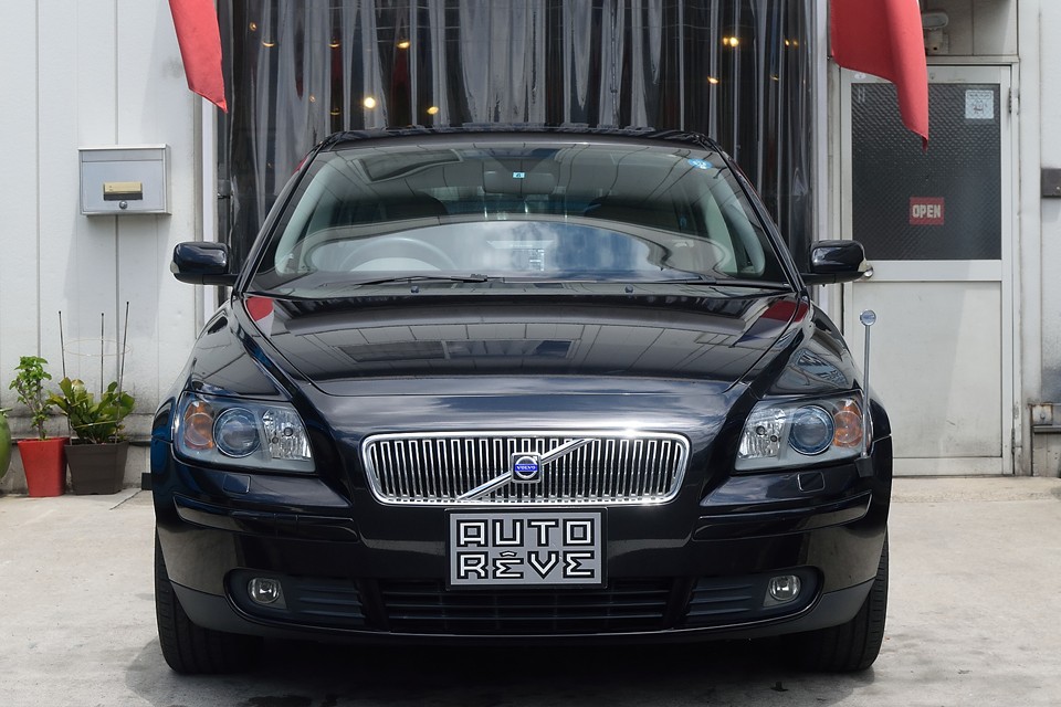 フロントマスクも同様にデザインは踏襲しつつも、横幅がV70と比べて45mmしか違わないのに、それ以上に引き締まった「塊」感を感じます。