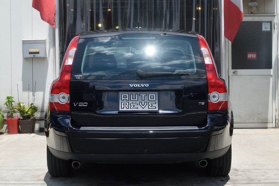 リアの印象も縦横比のおかげなんでしょうね、サイズの割にコンパクトでスッキリとしています。一目でボルボって判る縦長のリアランプが印象的です。