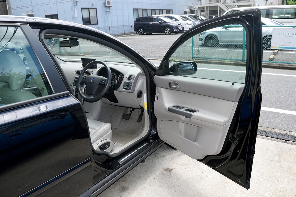 ブラックボディにライトベージュのインテリアのコントラストがいいですねぇ！引き締まったクールな印象の組み合わせ！