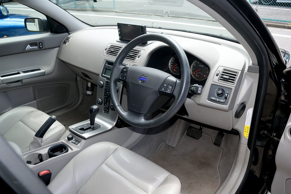 落ち着いた色、形、細部にわたり丁寧に造り込まれた上質な感じが、いかにも北欧といった印象です。