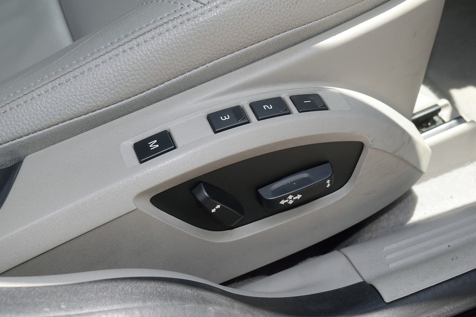 アッパーミドルクラスですから、もちろん装備も充実！3パターンのメモリー付きパワーシート！