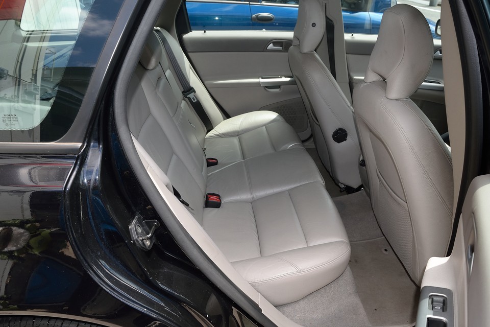 リアシートも快適そのもの！ライトベージュのインテリアカラーのおかげで圧迫感もほとんど感じません。