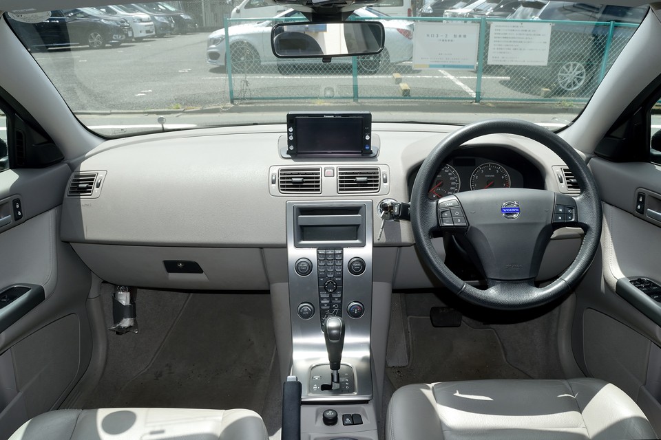 どこかの国のゴチャゴチャしたインパネとは違い、この「詰め込まないデザイン」は秀逸！