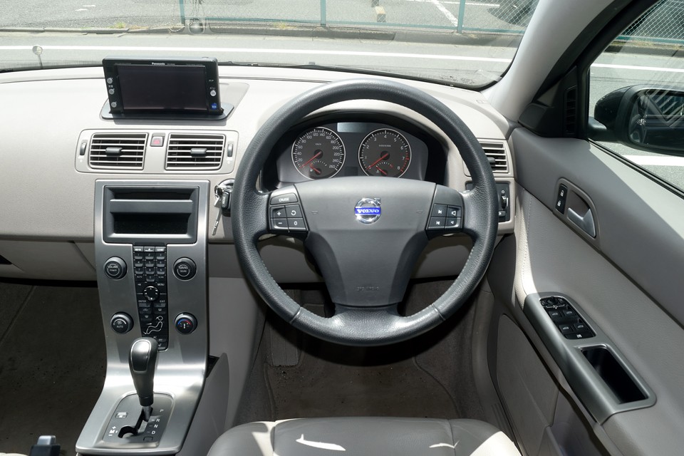 違和感を感じさせないシンプルな線と面を、上質な素材を使って丁寧に造り込む事で、ここまで大人の空間を演出できるんですね。