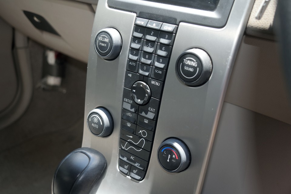 オーディオと空調関係がまとめられた操作パネル。これはもはやデザイン力というより、哲学がなければ造れない造型かと・・・。