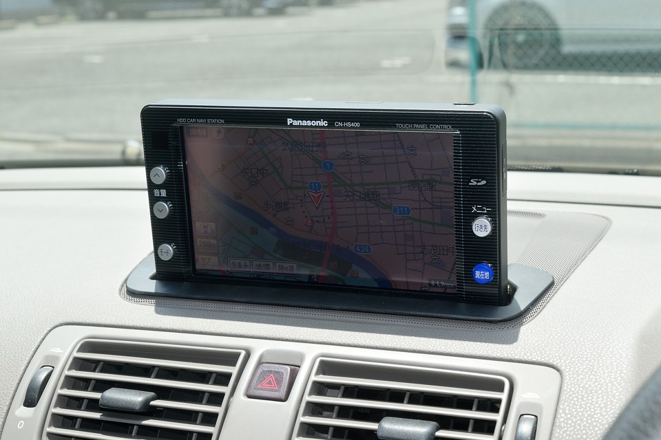 純正パナソニック製stradaHDDナビを装備！後付とは違い、見やすい位置にデザインの一部としてスッキリと設置されています。