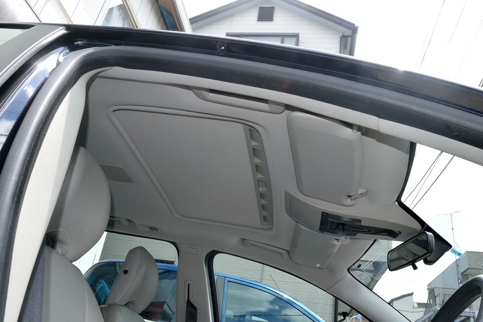 汚れの目立ちやすいはずの白い布張りの天井ですが、ご覧の通りとても清潔な印象です。タバコやペットのイヤな臭いももちろんありません！