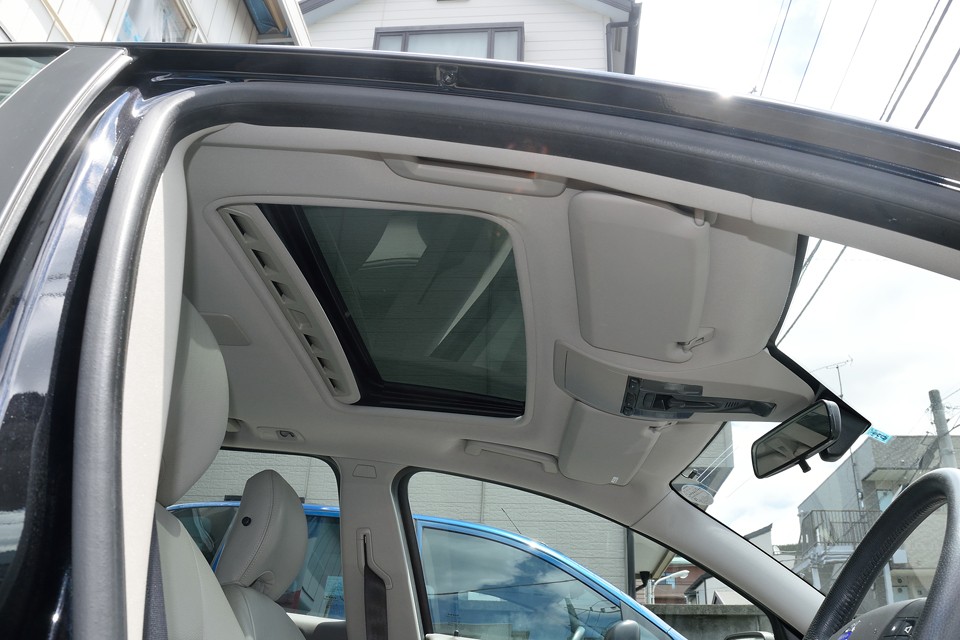 もともと明るい室内ですが、シェードを開ければ更に明るく開放的に！