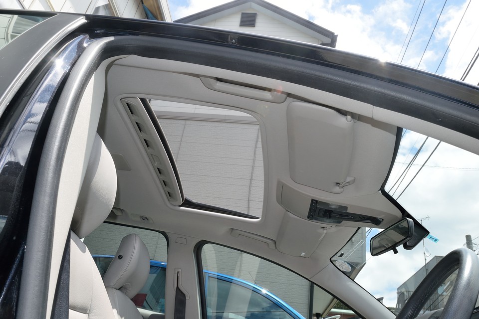 電動サンルーフはやはり気持ち良いですね。無いより有った方が断然良いのです！