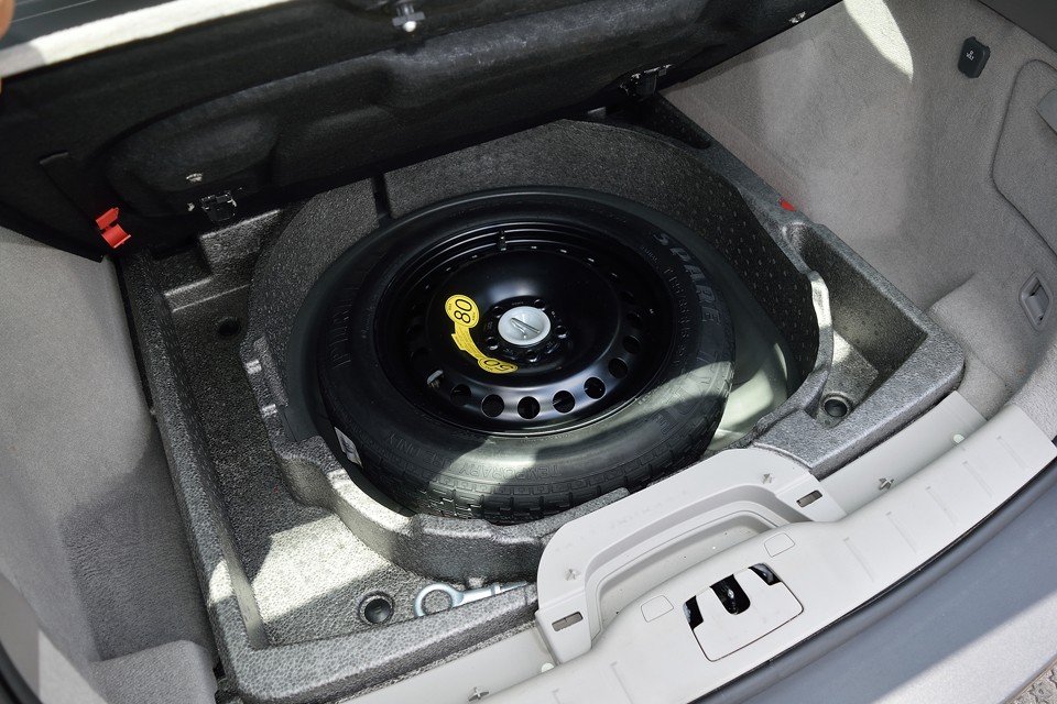 スペアタイヤ、車載工具も欠品はありません。いざと言うときに、これはやはり必需品！