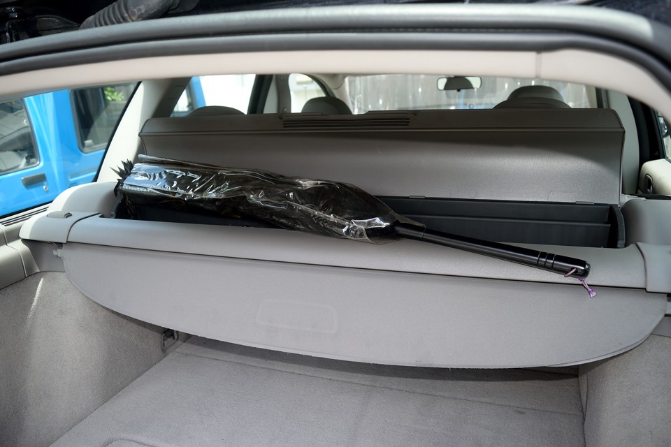 ラゲッジカバー本体にはこんな収納も！毛バタキや傘なんかの収納にはピッタリ！