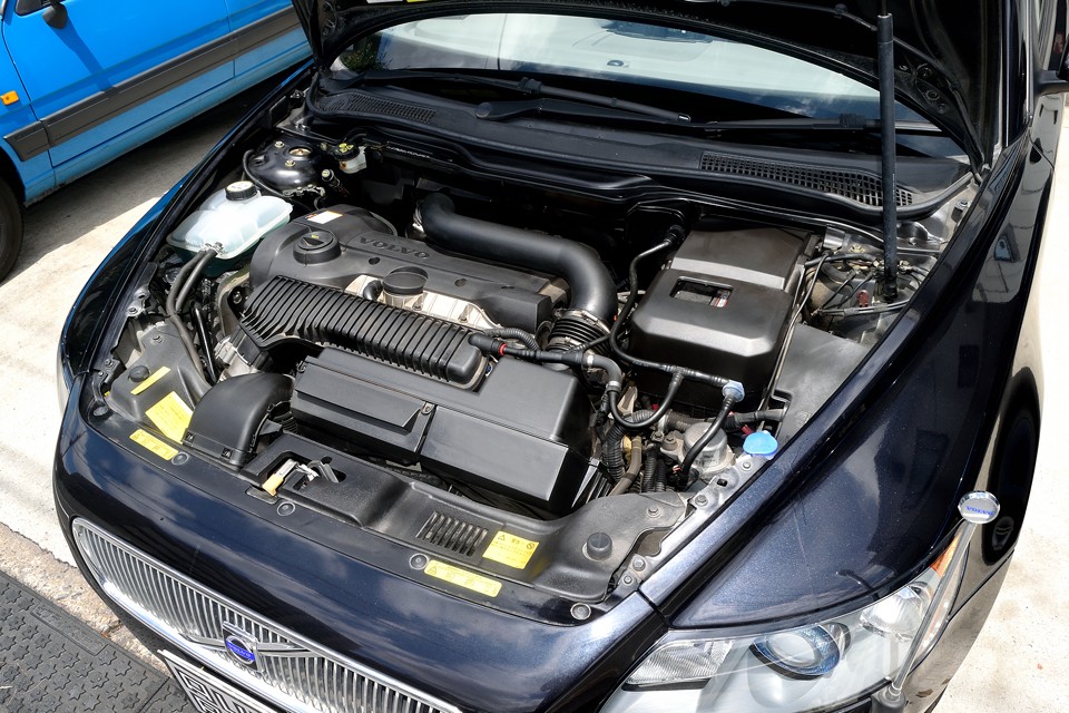 搭載されるエンジンはT5のネーミングに恥じない、パワフルな水冷直列5気筒DOHC20バルブターボエンジン！
一見おとなしそうに見えるワゴンなのに最高出力220ps/5000rpm、最高トルク32.6kg･m/1500～4800rpmと、ほぼ全回転域に渡って効くターボのおかげで、まさに羊の皮を被ったオオカミなのです～！