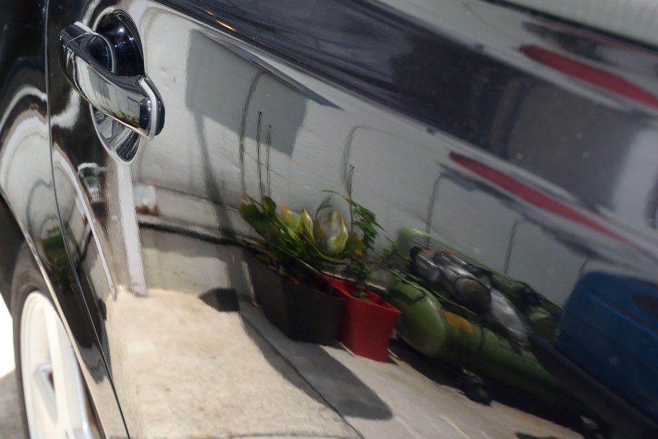 ご覧頂いた通り、機関、内外装ともに状態は良いおクルマなのですが、中古車の宿命でいくつか気になる点が・・・。
その1：右リアに小凹みがあります。