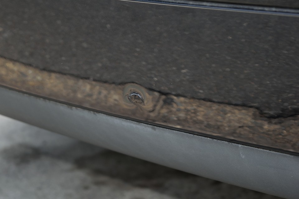 その2：リアバンパーに丸い物に当たって出来たと思われるキズがあります。