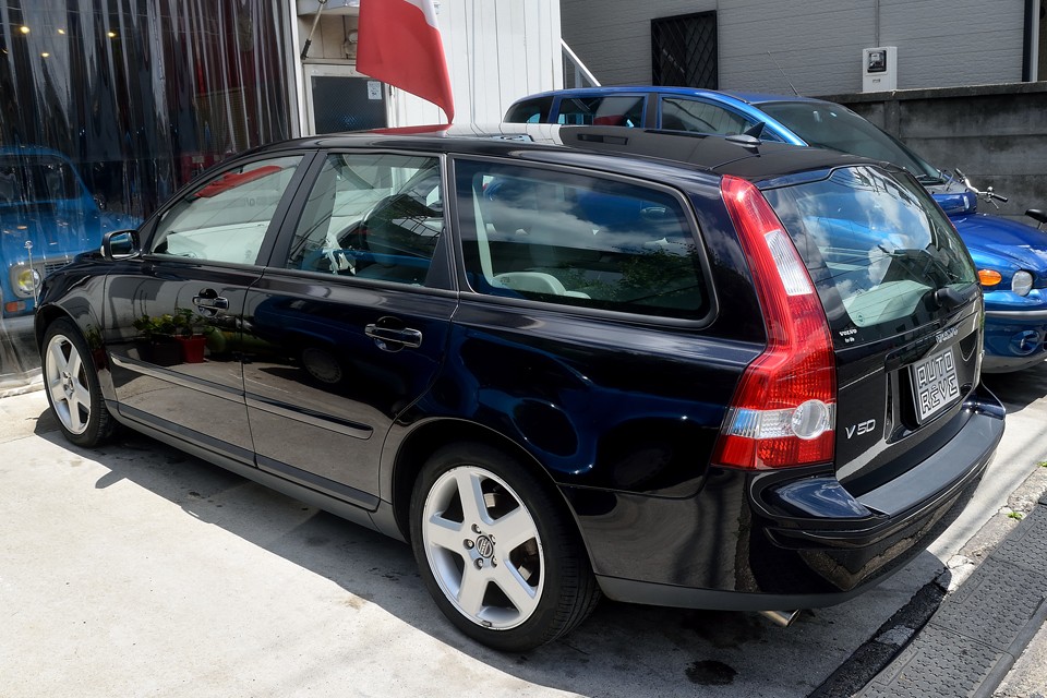 そのボルボが提案するミドルクラスのワゴンが悪いわけはないわけで・・・。
海外ブランド輸入車として初めて「平成17年排出ガス基準50％低減レベル」認定を取得した環境性能や・・・。