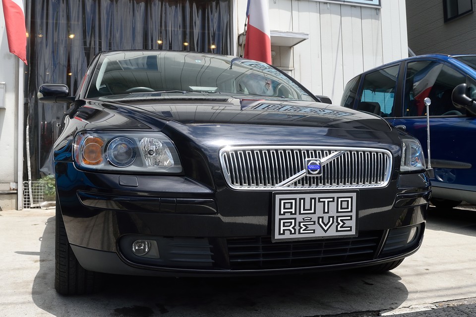 エアバックはもちろん、トラクション・コントロールや側面衝撃吸収システム、カーテンエアバッグに後部衝撃吸収リクライニング機構付フロントシート等々、長いボルボの歴史の中で培われてきた安全性は、それだけで他車とは一線を画す存在ではないかと・・・。