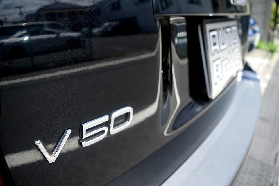 そして、特に日本でワゴンに乗る時、否定できない「大きさ」のネガティブ要素さえも克服したのが、このV50。