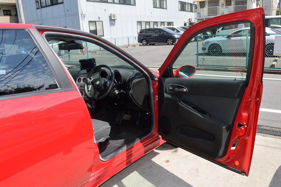 走行少ないだけあって、インテリアも清潔そのもの！それではどうぞぉ～！