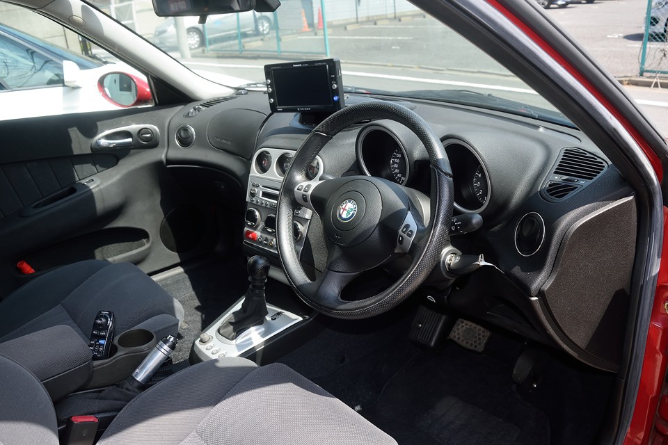 有機的な曲線が織りなす独特の世界観！存在感があるのにうるさくない素晴らしインテリアデザインだと思います。