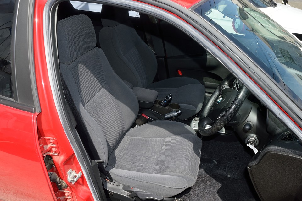 そしてこの個体はなんとファブリックシート！Ｖ6は革シートがほとんどですが、このファブリックは良いですねぇ。
2Ｌ用のファブリックともまた違って、肌触りの柔らかい良いシートです。