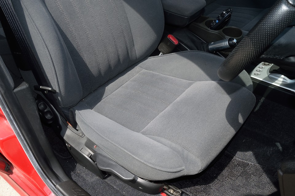一番傷みやすい運転席の座面でこの状態です。目立つ汚れや破れはもちろん、へたりもほとんど感じられません。