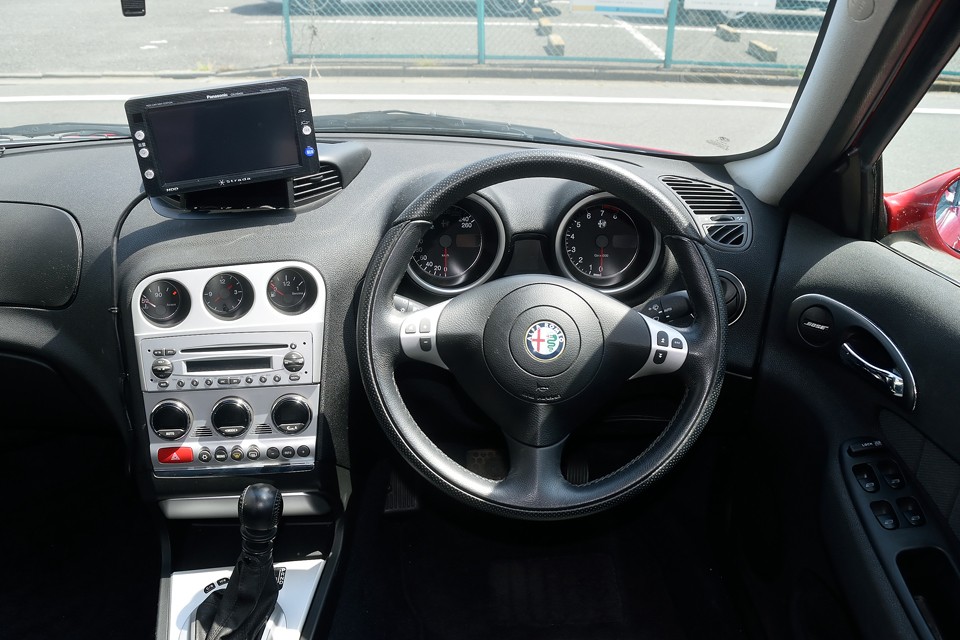 ダッシュパネルの汚れやハンドルのスレも無く、とっても清潔な状態なのが、お判りいただけると思います。