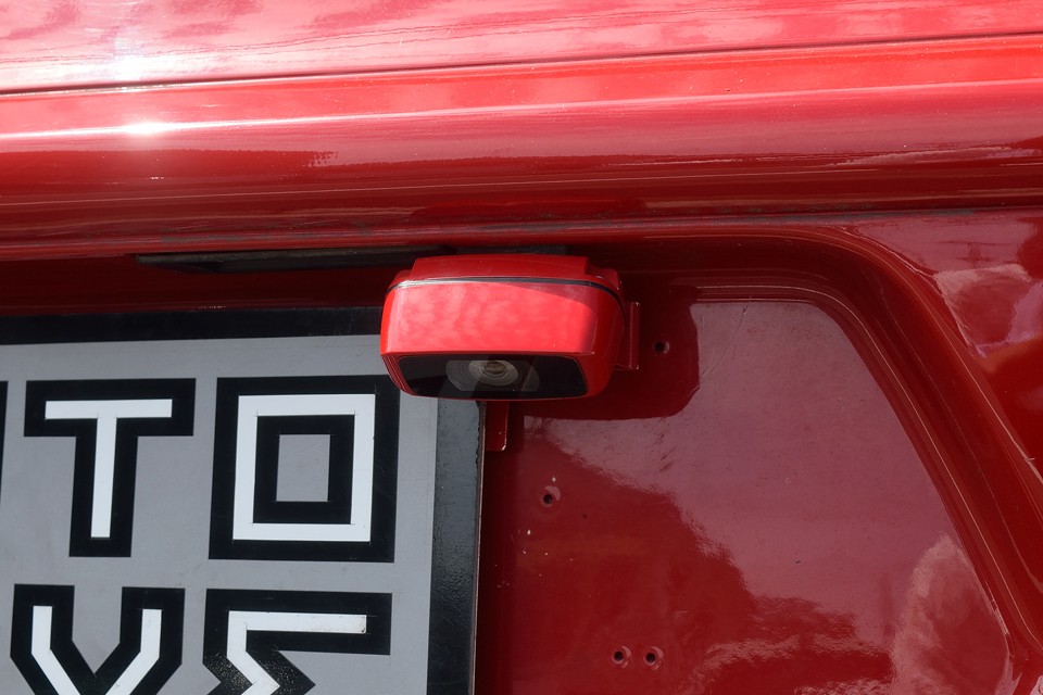 しかも、バックモニターも装備なので、狭いところでの車庫入れも安心！