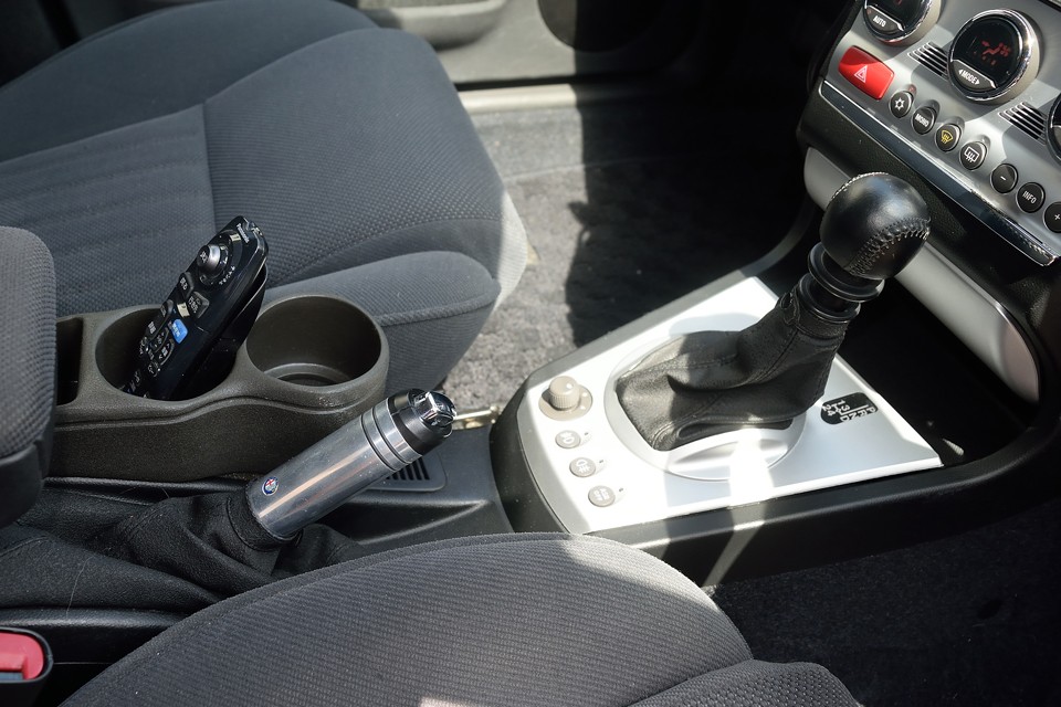 シフトノブの革もスレはほとんどありません。アルミ製パーキングブレーキレバーに、アルファ定番の、あと付ドリンクホルダーも装備！
ドリンクホルダーの無いアルファにとってはもはや必需品ですね！