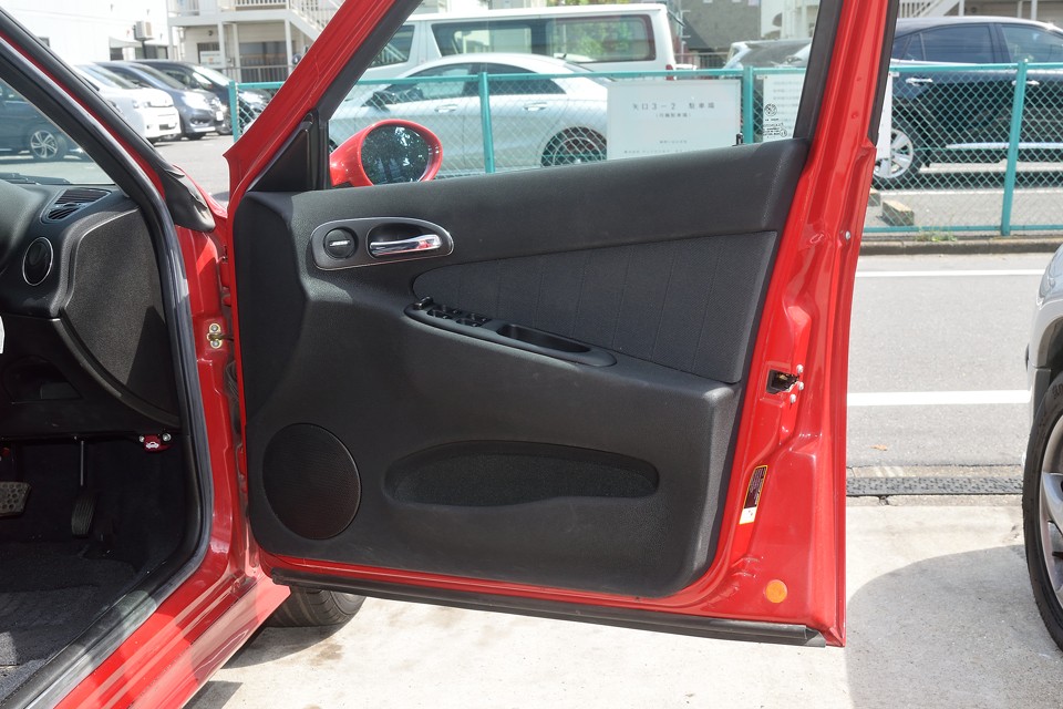 生き物を連想させる、表面がザラザラのシボで、ギーガーのデザインの様な有機的な曲面！気色良い～！