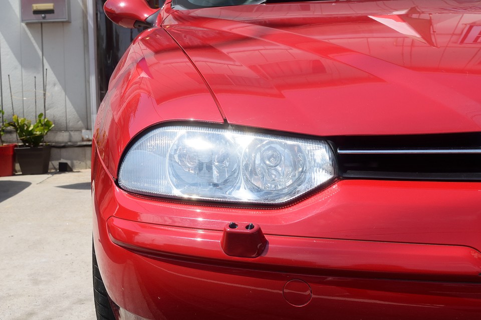 特徴的な異形ヘッドライトは若干クモリがあるでしょうか・・・でもご安心を！弊社メカニックの磨き技があればピッカピカ！もちろん納車整備に含みます！