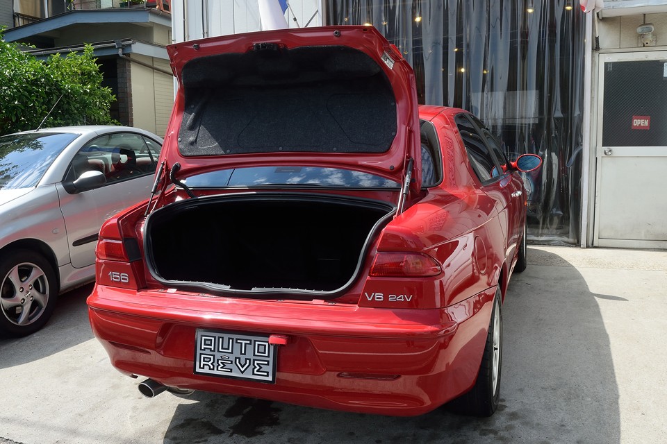 ボディの構造上、トランクリッド幅は少し狭いですが、セダンですので容量はタップリあります。