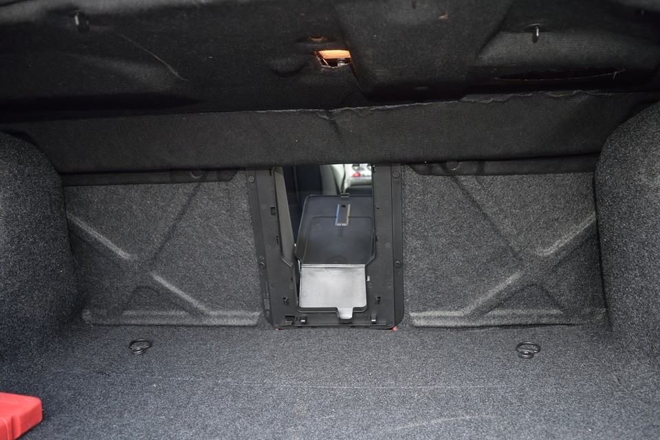 トランクスルーで長物もＯＫ！アルファだからって走りだけじゃありません！セダンとしての機能もバッチリ！