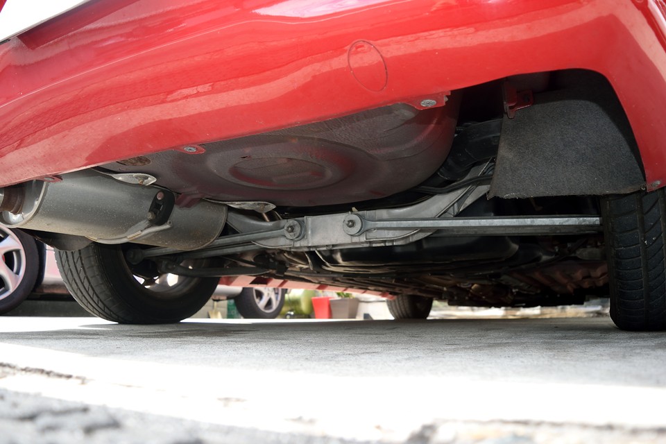 車体後部の下廻りです。車体パネルやサスペンション廻り、サビやすいマフラーもご覧の通り！ご安心いただける状態ではないかと・・・。