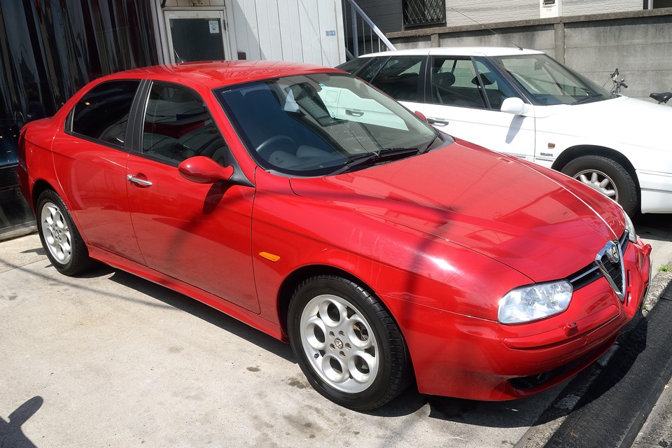 アルファロメオ史上、最も成功したと言われる156・・・それまでの「セダン＝実用車」の常識を覆す走りと、ワルテル・デ・シルヴァによる生物を思わせる有機的なデザインで革命的な変化を遂げたからで・・・。