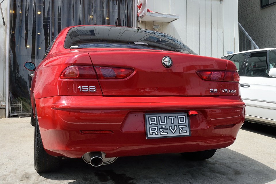 何の脈絡も感じさせない奇抜な線を引くことだけで新しさを演出するどっかの国のクルマとは、やはり一線を画すと言わざるを得ないわけで・・・。