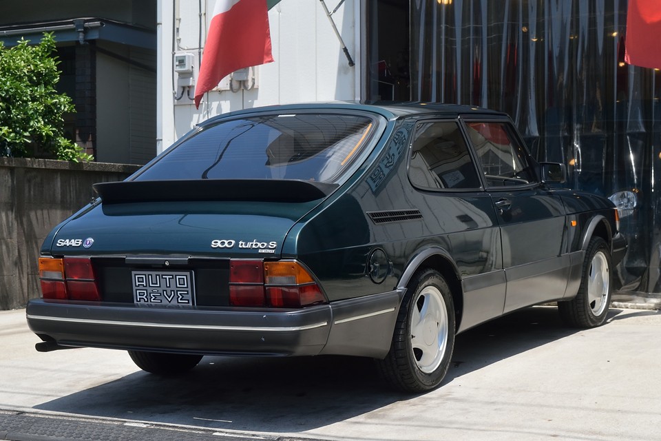 リアの滑らかでボリュームあるデザインは秀逸！「美しいライン」だけを考えて造ったらこうなりました！的な・・・。