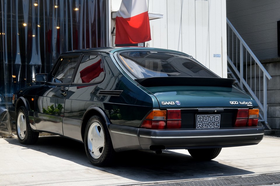 まるで中世のドレスを着た貴婦人の様に、グラマラスなのに優雅・・・つい見入ってしまいます。