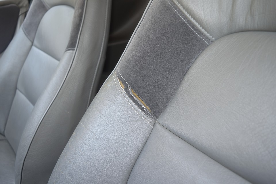 運転席のご覧のステッチ部分に破れがあります。もちろん補修は可能ですので、ご希望でしたらお申し付けください。
