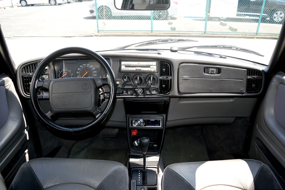 外観同様、無骨な印象のインパネですが、ほぼ垂直に立った形状なので独特の囲まれ感が、とっても安心な印象です。